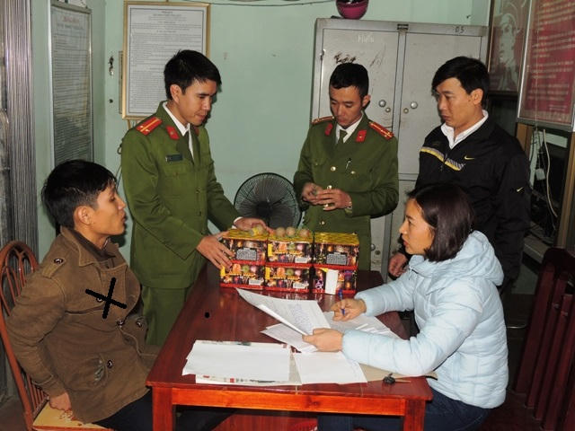 Đối tượng Nguyễn Thế Kiên (dấu X) cùng tang vật tại cơ quan công an. (Ảnh: Công an Hà Nam)