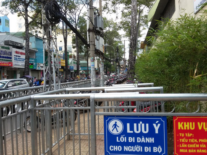 Đước biết, vỉa hè trước cổng số 1,2,3 bệnh viện Chợ Rẫy trên đường Nguyễn Chí Thanh và Thuận Kiều (phường 12, quận 5, TP HCM) được UBND quận 5 cấp phép số 632 cho ông Nguyễn Duy Phong (ngụ quận 1) thuê lại để làm bãi giữ xe.