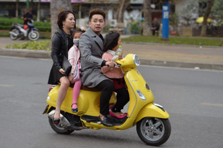 Phố Trần Nhân Tông (quận Hai Bà Trưng), nhiều người từ trong công viên Thống Nhất ra để đầu trần phóng xe máy.