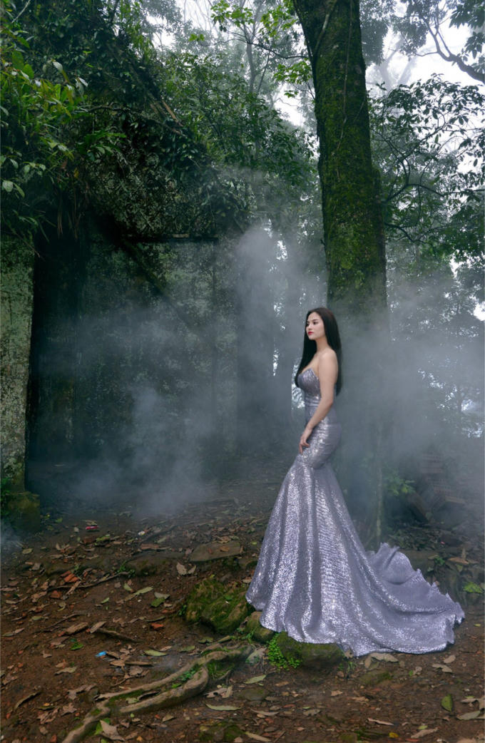 Người đẹp gây sốt với loạt ảnh cô đơn trong rừng