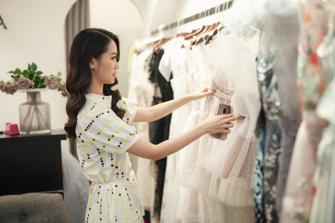 Dương Thuỳ Linh diện v&aacute;y hở lưng t&aacute;o bạo