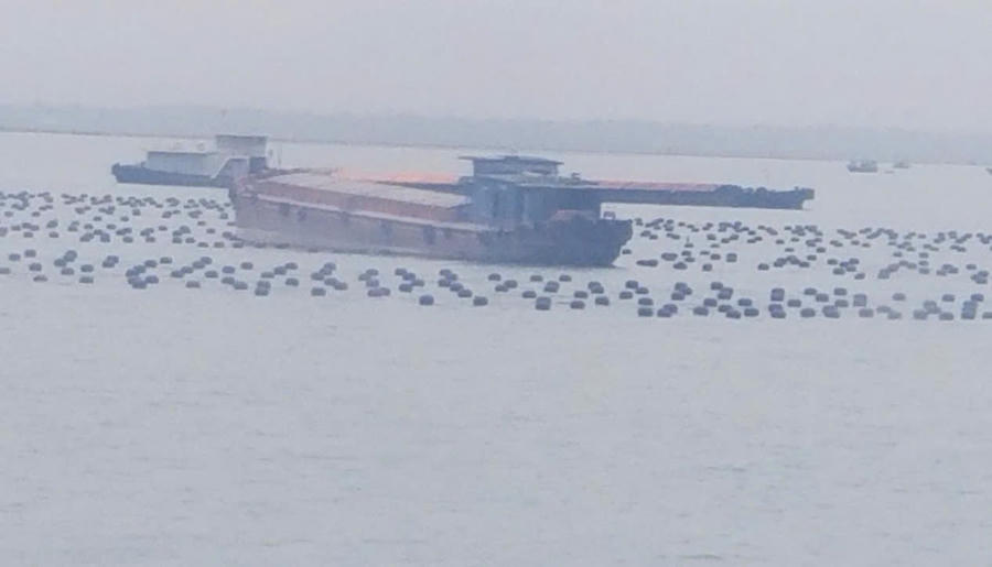 Việc nuôi trồng thủy sản được quy hoạch chồng lấn lên luồng đường thủy quốc gia trên luồng Móng Cái - Vân Đồn - Cẩm Phả đoạn qua xã Cái Chiên huyện Hải Hà khiến các phương tiện vận tải đi lại gặp nhiều khó khăn.