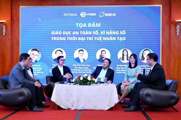 Các đại biểu trao đổi tại tọa đàm.