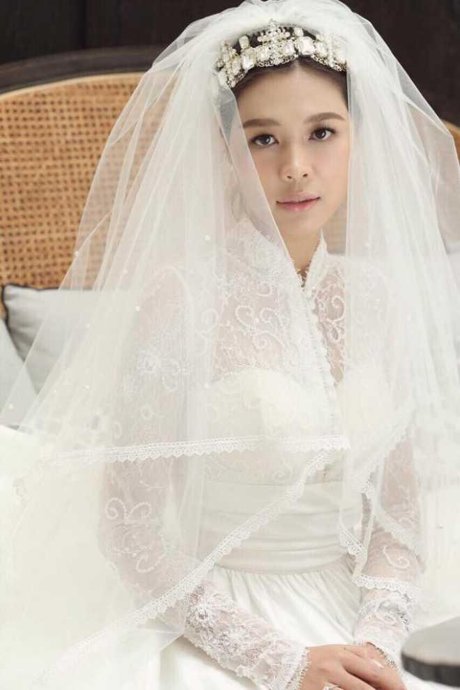 Linh Lê tên thật là Nguyễn Huyền Linh. Cô sinh năm 1986 (kém BTV Quang Minh 10 tuổi) tại Đà Nẵng trong gia đình có truyền thống văn học. Linh Lê từng đoạt các giải thưởng dành cho thơ ca và truyện ngắn trong cuộc thi viết do Hội văn nghệ thiếu nhi thành phố Đà Nẵng tổ chức năm 1999.