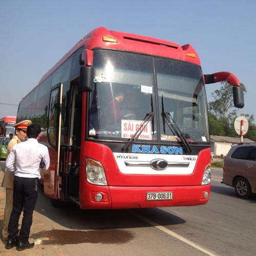 Nhà xe chạy quá tốc độ và chở vượt số người quy định.