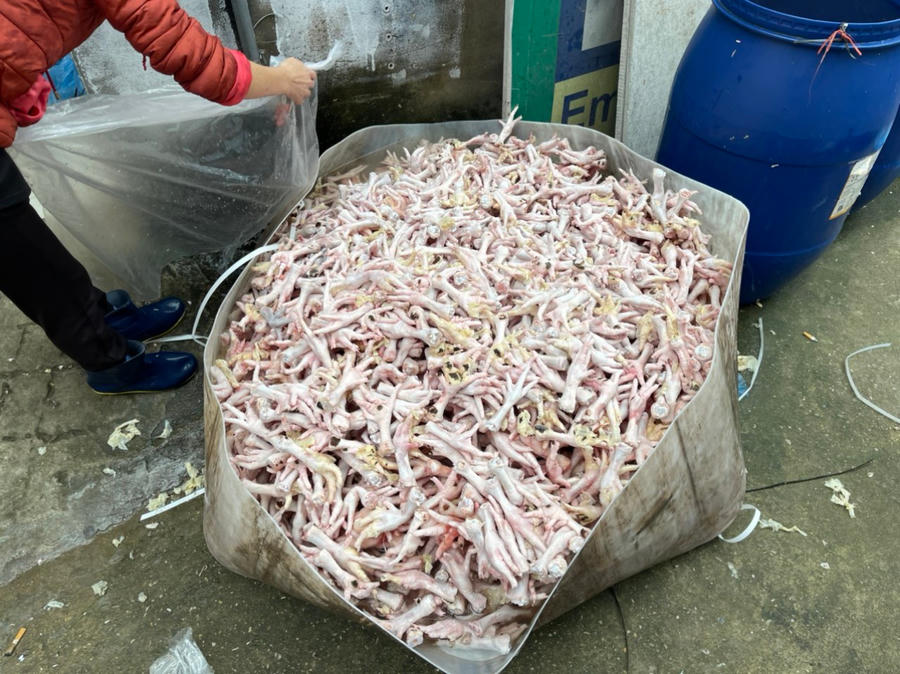 Số lượng chân gà vi phạm an toàn thực phẩm.