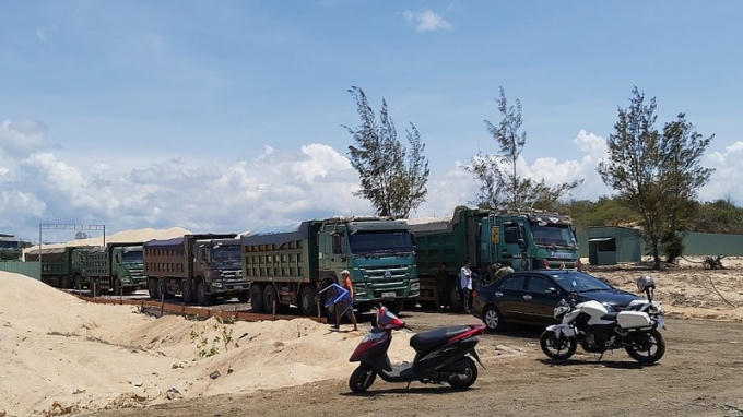 Cơ quan chức năng tạm giữ các tang vật, phương tiện gồm 10 xe ben vận chuyển cát, 4 xe cuốc, 1 dàn bơm hút cát.