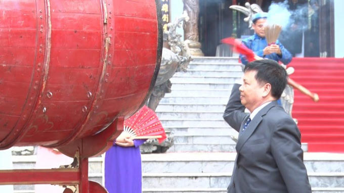 Ông Nguyễn Dung - Phó Chủ tịch UBND tỉnh Thừa Thiên - Huế đánh trống khai hội.