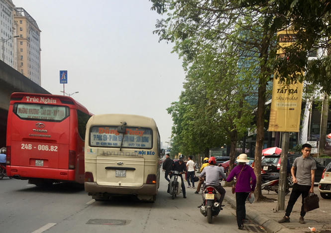 Xe máy đi ngược chiều trên đường Phạm Hùng dù đây là tuyến đường mật độ cao, thường có nhiều xe khách, xe tải di chuyển tốc độ lớn.