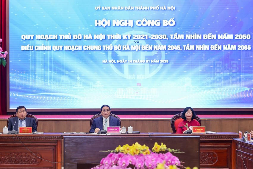 Thủ tướng yêu cầu Hà Nội và các địa phương xây dựng và triển khai ngay các đề án, dự án để huy động nguồn lực xử lý ô nhiễm không khí, ùn tắc giao thông tại Hà Nội, làm sống lại các dòng sông chết. Ảnh: VGP