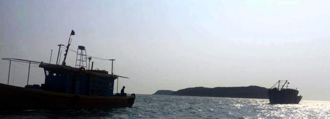 Một tàu cá ngư dân bị chết máy được Biên phòng Quảng Nam lai dắt vào đất liền an toàn.