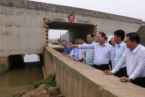 Ông Mai Văn Tuất, Phó Bí thư Thường trực, Chủ tịch HĐND tỉnh Ninh Bình, cùng đoàn kiểm tra đoạn đê bao khu vực Hầm chui Tổ dân phố 12, phường Tân Bình, TP Tam Điệp.