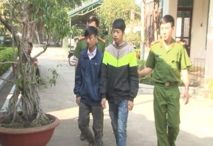 Hai đối tượng Sang và Hải được dẫn về cơ quan điều tra.