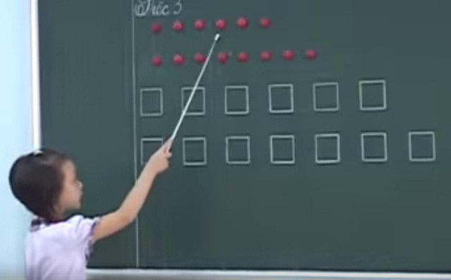 Học sinh đánh vần bằng tài liệu CNGD của GS Hồ Ngọc Đại (Ảnh; Từ clip).