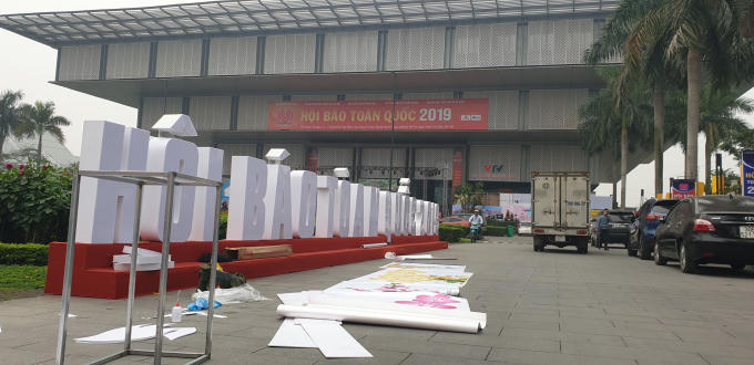 Ban tổ chức gấp rút hoàn thiện công tác trang trí bên ngoài.