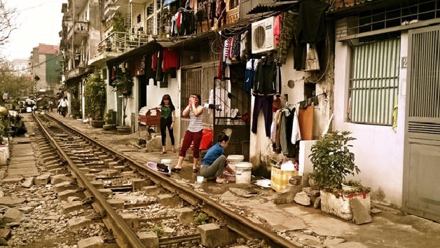 Cảnh sinh hoạt bên cạnh đường sắt. 