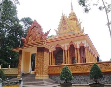 Ngoài ra còn có nhiều ngôi chùa khác được đại gia Trầm Bê xây dựng tại Trà Vinh như chùa Bến Có (4 tỷ), chùa Mới (7 tỷ) và chùa Tà Điêu (6 tỷ)..... Ngoài ra, vị đại gia này còn bỏ ra 6 tỷ để xây một ngôi chùa ở huyện Vũng Liêm, Vĩnh Long.