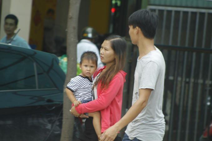 Nhiều gia đình đưa con nhỏ về quê chơi với ông bà phải tranh thủ thời gian ra bến xe nhanh nhất, mới có hy vọng có cho mình chiếc vé xe để về.