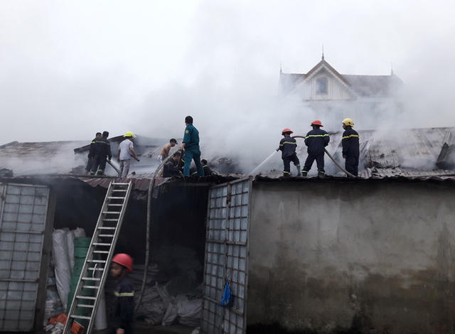 Vụ cháy thiêu rụi hoàn toàn kho chứa phế liệu. (Ảnh: báo Dân trí)