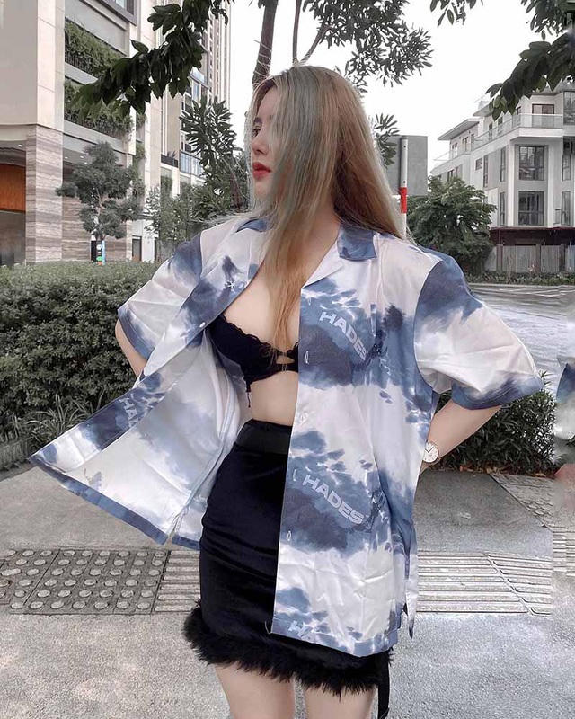 Phan Thị Ngọc Khanh thu hút sự chú ý của cư dân mạng nhờ nét mặt xinh xắn, gu ăn mặc ấn tượng cùng vóc dáng quyến rũ, gợi cảm.