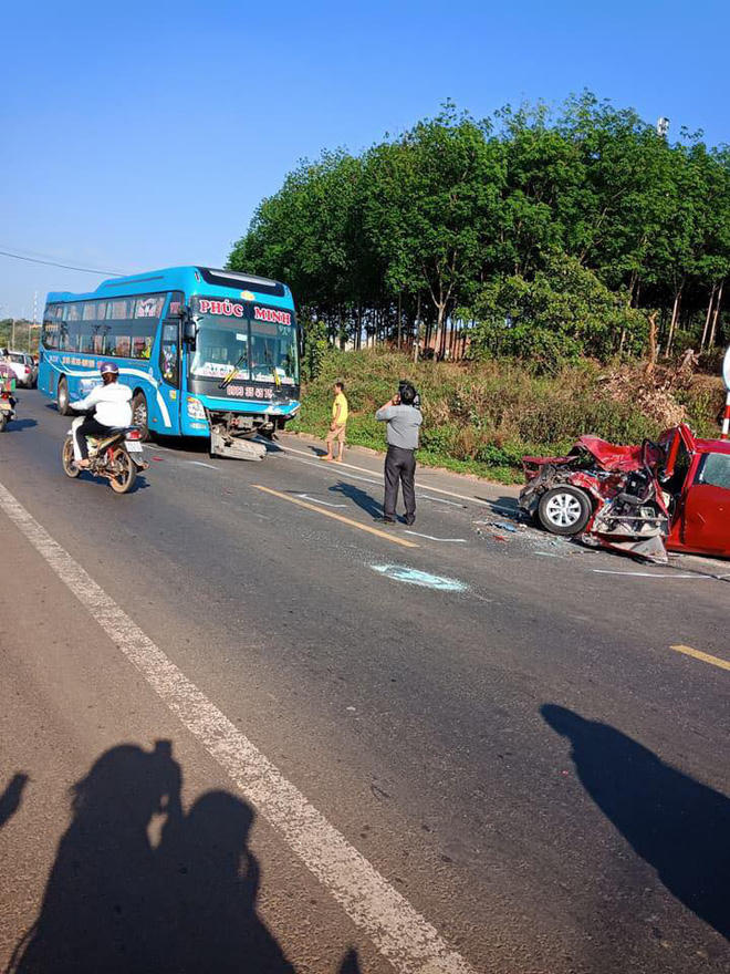 Hiện trường vụ tai nạn, chiếc xe ô tô 4 chỗ bị nát bét phần đầu - Ảnh: FB P.N.K