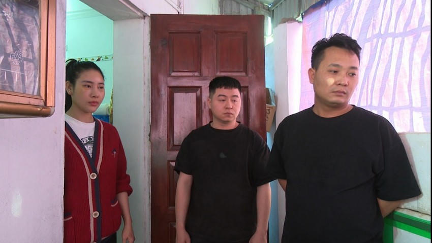 Các đối tượng tại nơi sản xuất hàng giả. Ảnh: Công an Quảng Ninh