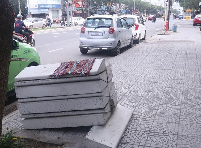 Bỏ vỉa hè mới được tập kết trên đường Nguyễn Hữu Thọ để phục vụ quá trình khắc phục các hư hỏng. Ảnh: Nguyễn Thành