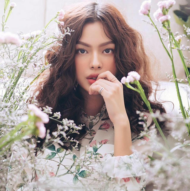 Trước khi giành được ngôi vị cao nhất cuộc thi “Gương mặt thương hiệu” 2017, Tú Hảo từng nhận được nhiều sự chú ý từ cộng đồng mạng khi tham gia đóng cặp cùng Sơn Tùng M-TP trong MV “Bình yên những phút giây”.