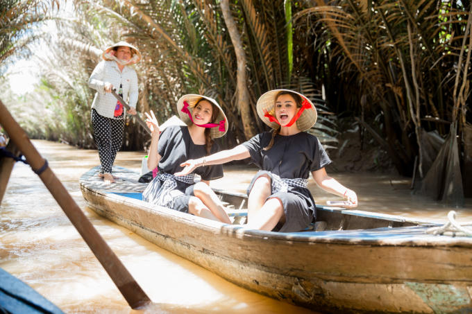 Nữ hoàng Sắc đẹp Mỹ La Tinh ngưỡng mộ khả năng dỗ em bé của Hoa hậu Phạm Hương khi đi từ thiện