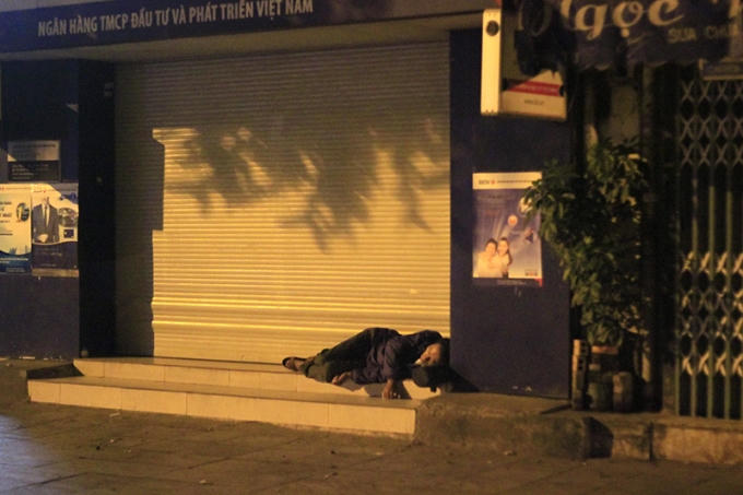 Giữa cái lạnh thấu xương của đêm đông Hà Thành, đây là những hình ảnh không khó bắt gặp...