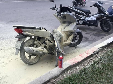 Hiện trường và chiếc xe PCX bốc cháy. (Ảnh: Đông Bắc)