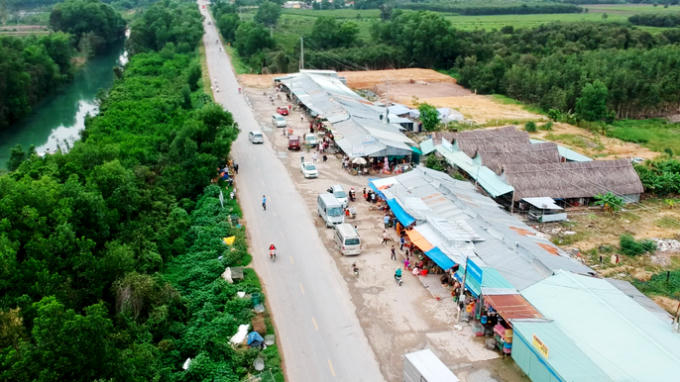 Chợ nông sản Thạnh Hóa chủ yếu buôn bán các loài chim tự nhiên và động vật quý hiếm