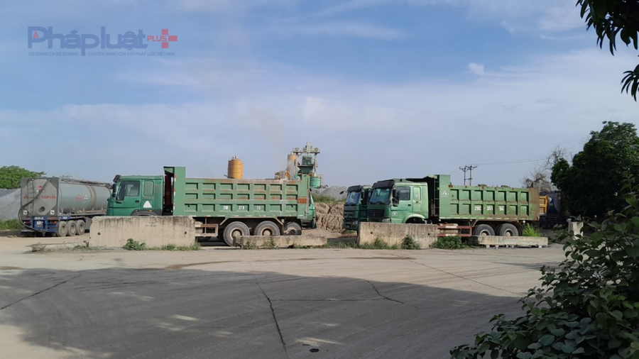 Theo ghi nhận của Phóng viên, có một số xe đậu tại bãi trung chuyển có dấu hiệu chưa cắt thành thùng theo quy định.
