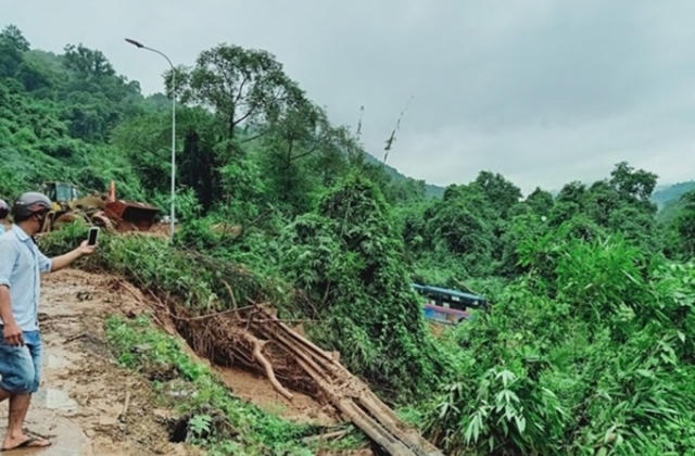 Sạt lở kinh hoàng trên đèo, xe ôtô bị hất văng xuống vực
