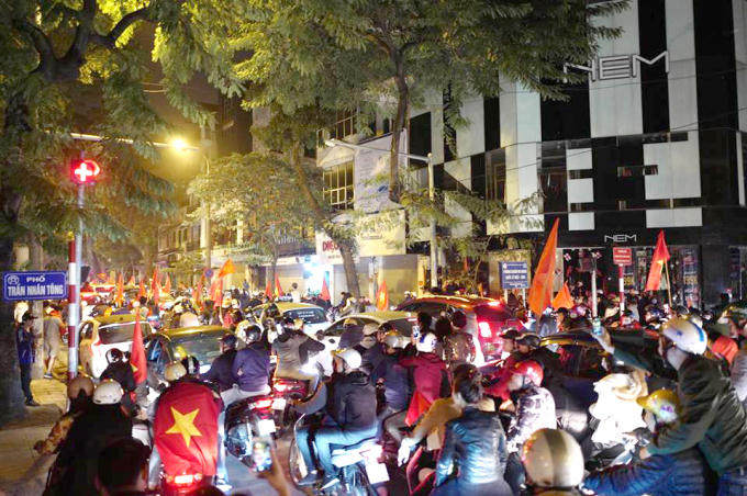 Một con đường tại Thủ đô Hà Nội rợp bóng cở đỏ sao vàng trong niềm hân hoan của những người yêu bóng đá nước nhà.