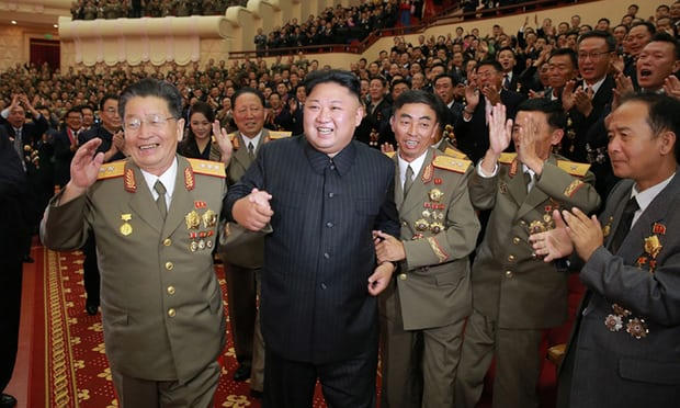 Nhà lãnh đạo Triều Tiên Kim Jong-un cùng các tướng lĩnh ăn mừng vụ thử bom nhiệt hạch thành công.