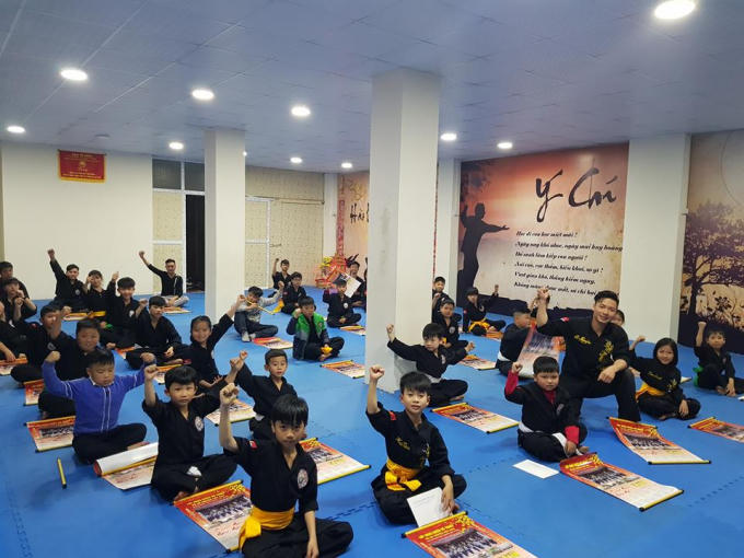 Sự khác biệt khi trên lớp, lúc tập luyện nghiêm nghị nhưng ngoài đời sống thường ngày rất vui vẻ, hòa đồng.