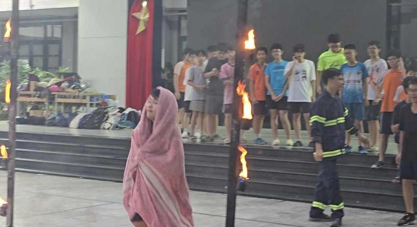 Các chuyên gia hướng dẫn khi xảy ra cháy cần phải trùm chăn ướt để vượt qua ngọn lửa, nếu bị lửa cháy lên quần áo thì cần phải nằm xuống, tay ôm mắt mũi mà lăn liên tục đến khi nào ngọn lửa dập tắt mới thôi.
								
							
						
						
					
				
			
			
						
							
								
									
								
								
									Các chuyên gia hướng dẫn khi xảy ra cháy cần phải trùm chăn ướt để vượt qua ngọn lửa, nếu bị lửa cháy lên quần áo thì cần phải nằm xuống, tay ôm mắt mũi mà lăn liên tục đến khi nào ngọn lửa dập tắt mới thôi.
								
							
						
						Các chuyên gia hướng dẫn khi xảy ra cháy cần phải trùm chăn ướt để vượt qua ngọn lửa, nếu bị lửa cháy lên quần áo thì cần phải nằm xuống, tay ôm mắt mũi mà lăn liên tục đến khi nào ngọn lửa dập tắt mới thôi.