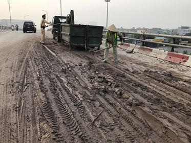 Nhiều tấn bùn đất bị rơi vãi xuống đường.