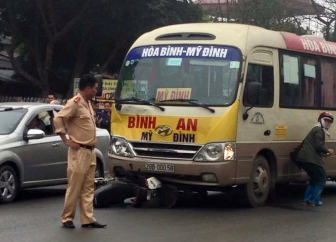 Chiếc xe máy mắc kẹt vào đầu xe khách sau khi tai nạn. (Ảnh: Văn Trọng Dũng)