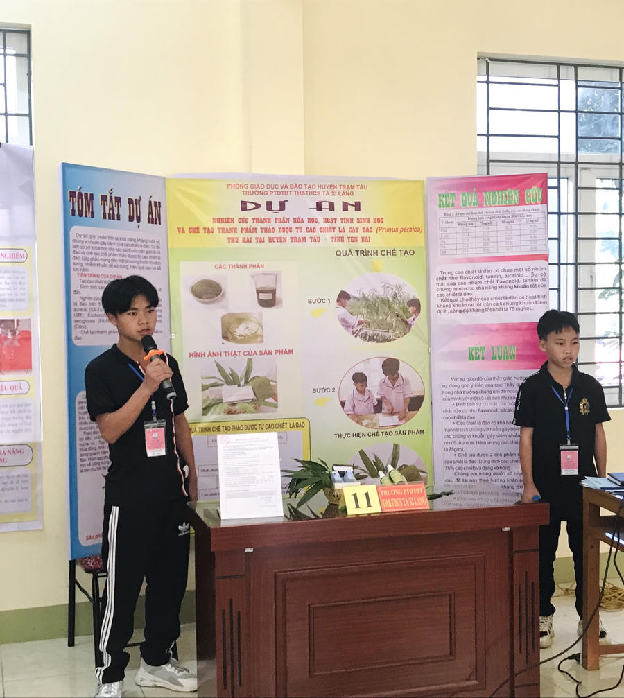 Hai học sinh bản Mông thuyết minh Dự án tại Hội thi.
