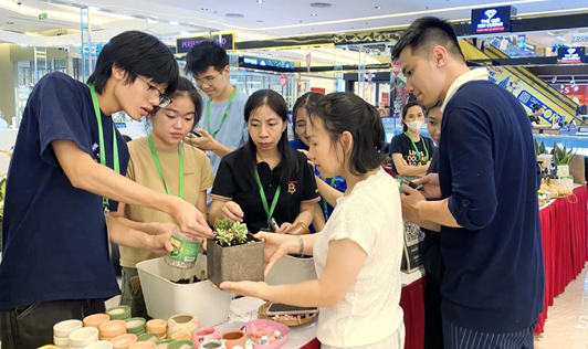 Các bạn Cộng tác viên giúp người tham gia trồng mầm cây vào trong hộp nhựa.