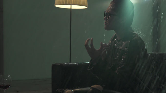 Vicky Nhung thức trắng đêm dầm mưa, run rẩy cả đêm vì MV mới