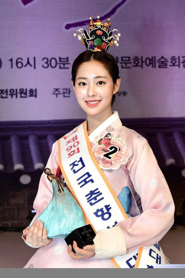 Shin Seulgi, sinh năm 1998, đăng quang tại cuộc thi Hoa hậu truyền thống Hàn Quốc 2020 (Miss Chunhyang 2020), ngày 10/9.