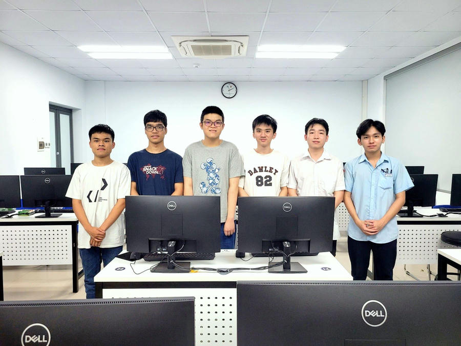 6 học sinh đoạt huy chương tại Olympic Tin học Châu Á Thái Bình Dương. Từ trái qua phải: em Trần Xuân Bách, em Phạm Công Minh, em Nguyễn Ngọc Đăng Khoa, em Trần Vinh Khánh, em Nguyễn Đức Thắng, em Lê Ngọc Bảo Anh. (Ảnh: Bộ Giáo dục và Đào tạo)