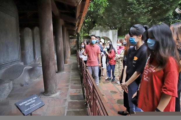 Di tích lịch sử Văn Miếu-Quốc Tử Giám mở cửa trở lại, thu hút nhiều du khách đến tham quan. (Ảnh: Thành Đạt/TTXVN)