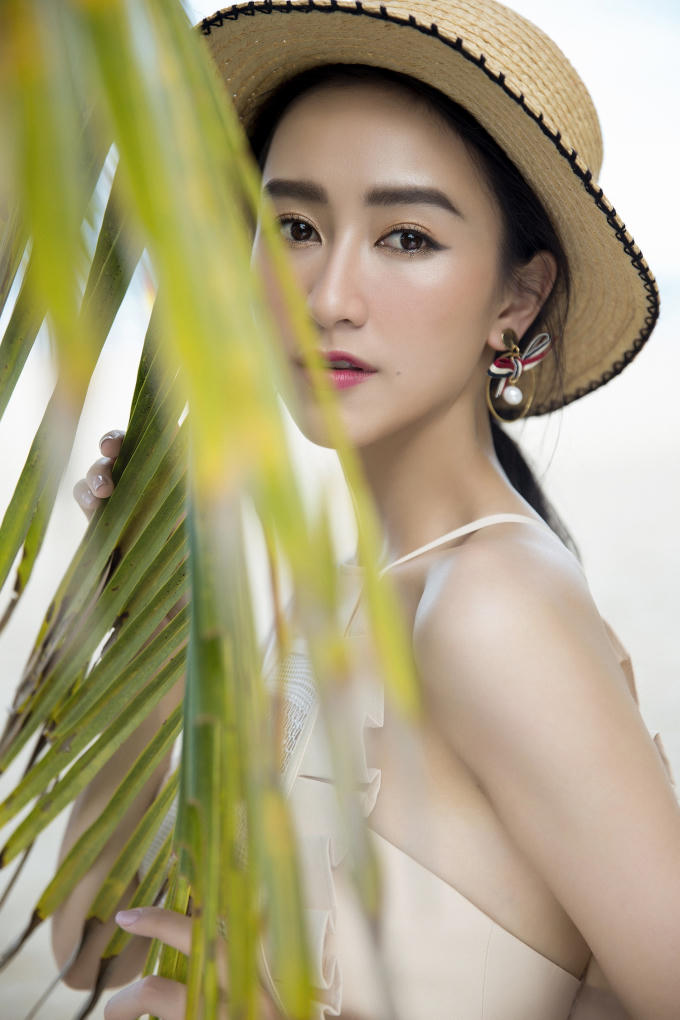 Chào đón tuổi mới với nhiều những dự định, kế hoạch mới, Hà Thu không chỉ chứng tỏ sự trưởng thành của bản thân mà còn cho thấy cô là một trong những nhan sắc đa tài và cá tính của showbiz Việt hiện nay…