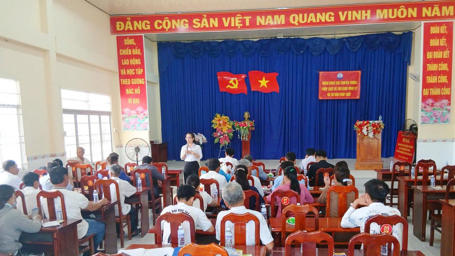 Thời gian qua, đội ngũ Trợ giúp viên pháp lý thuộc Trung tâm Trợ giúp pháp lý Nhà nước, Sở Tư pháp Cà Mau đã trực tiếp về các vùng sâu, vùng xa để hỗ trợ người dân tiếp cận pháp luật.