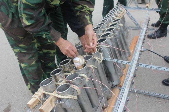 Công tác thả pháo được tiến hành chu đáo, cẩn trọng.