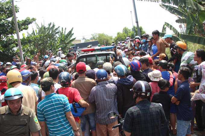 Vụ việc kéo theo nhiều người dân hiếu kỳ tập trung theo dõi gây ra cảnh vô cùng lộn xộn.